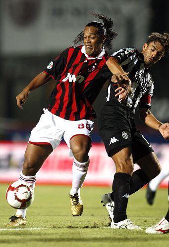 重创！皇马右后卫阿诺德大腿受伤 将缺阵两月之久